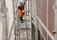 塗装作業の準備をするスタッフ